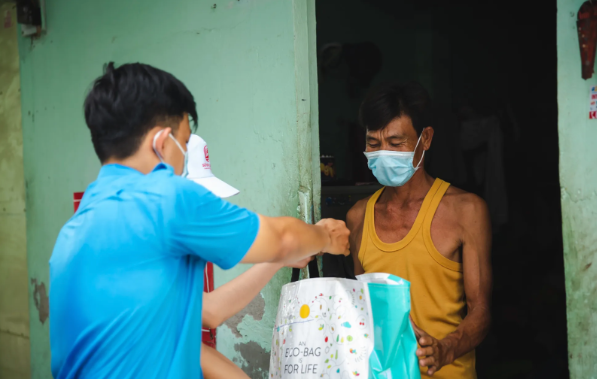 Đoàn từ thiện đang trao tận tay các phần quà đến gia đình chú Tư