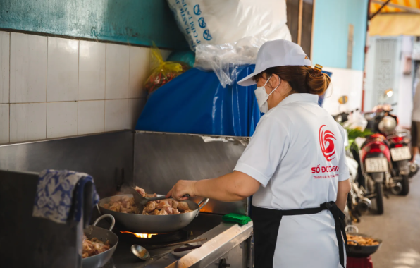 Với mong muốn mang đến những món ăn đầy đủ chất cho mọi người, các đầu bếp đã nấu ăn chăm chỉ bằng cả tâm huyết của mình